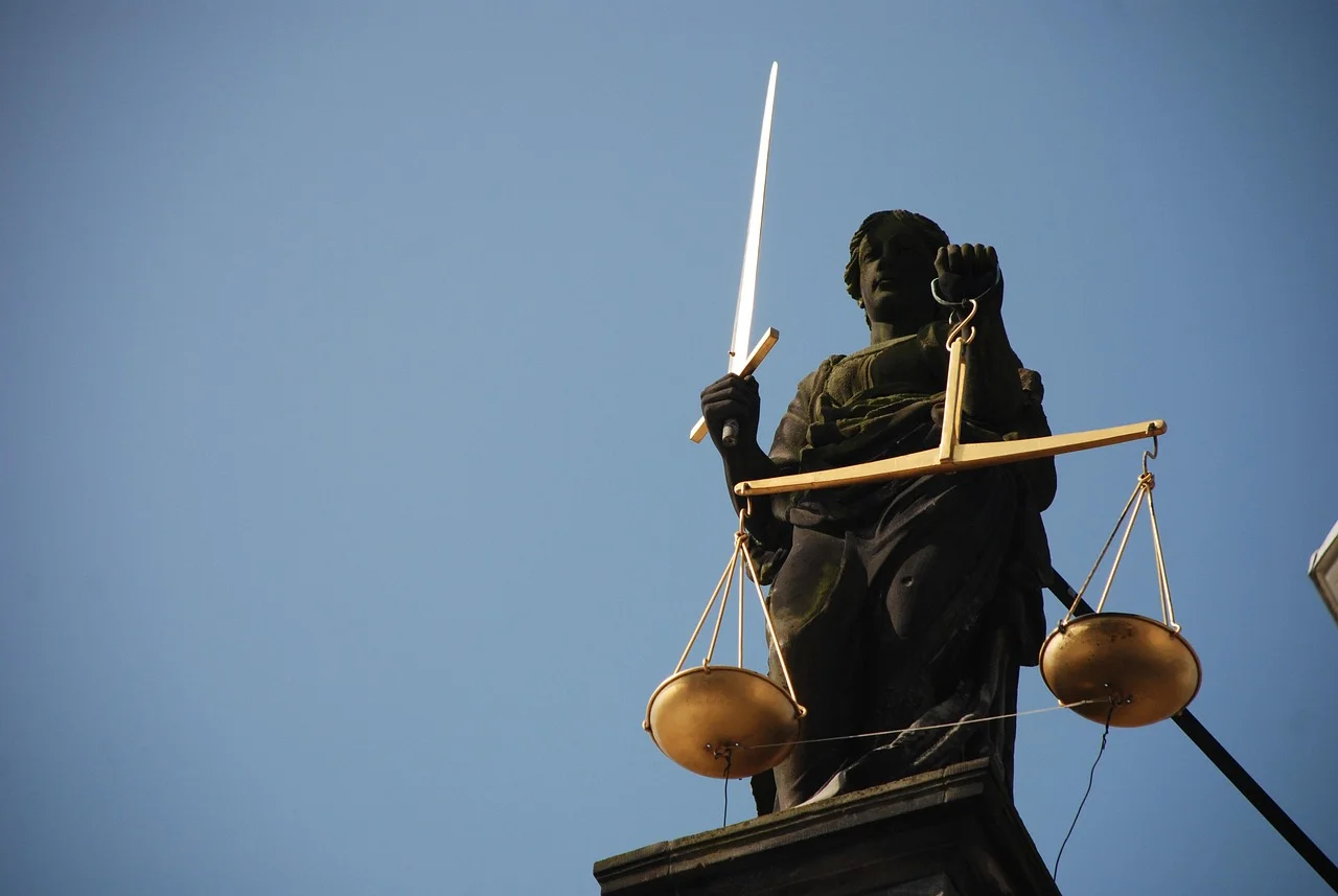 Jak adwokat w Warszawie chroni prawa ofiar pobicia w postępowaniu karnym